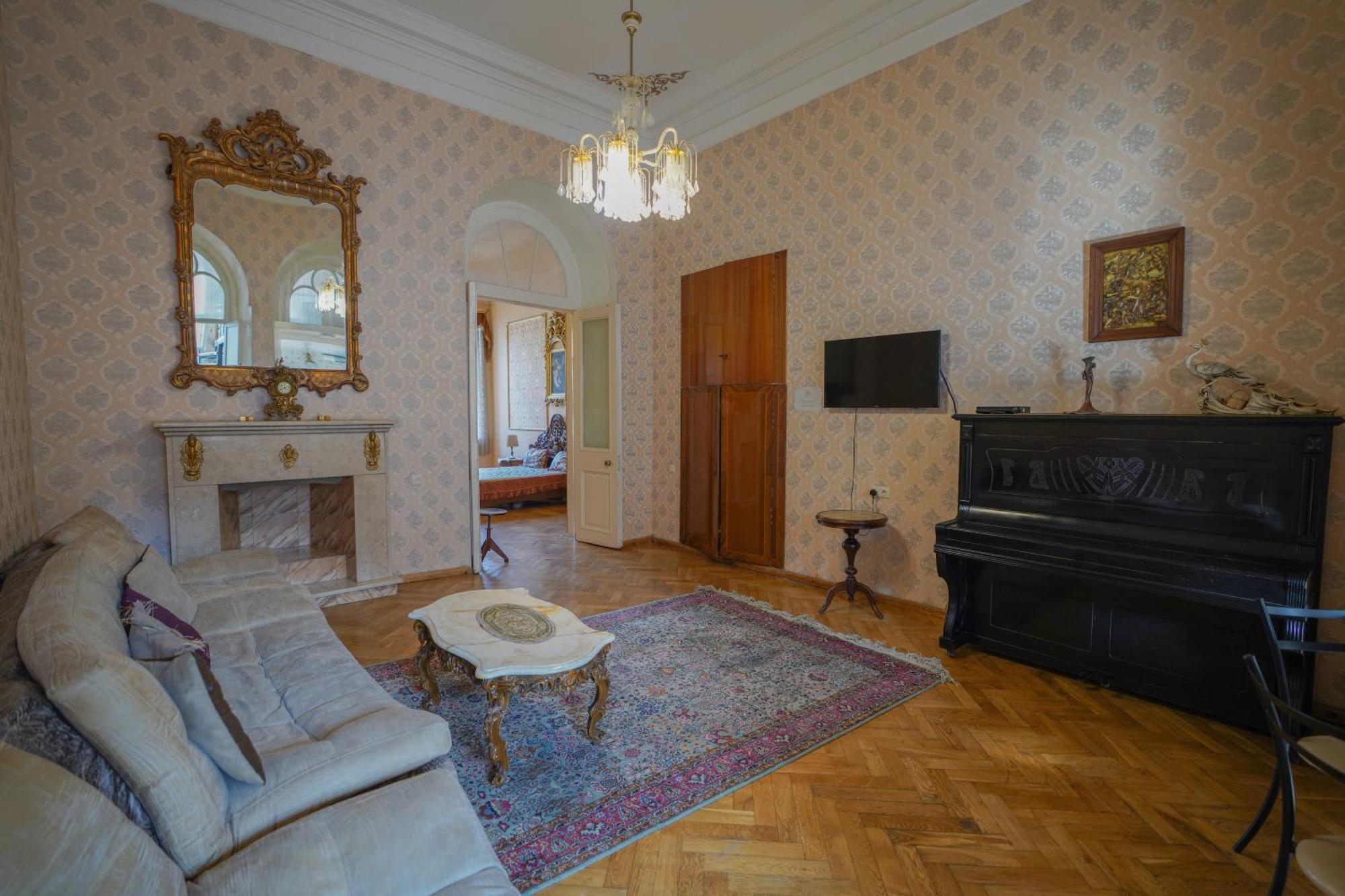 In Historic Xix Century Building Of Old - Walk To Everything Apartment