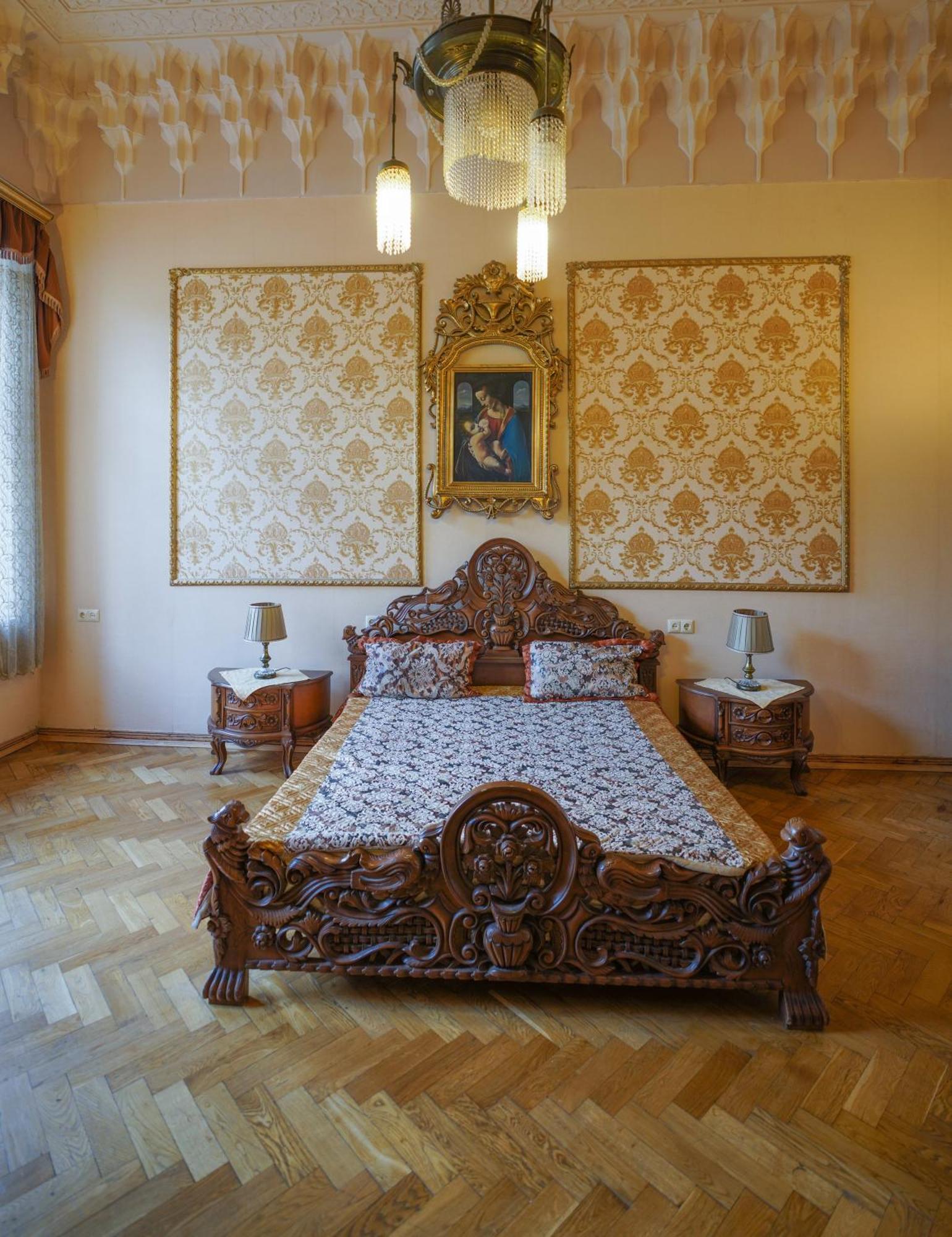 In Historic Xix Century Building Of Old - Walk To Everything Apartment