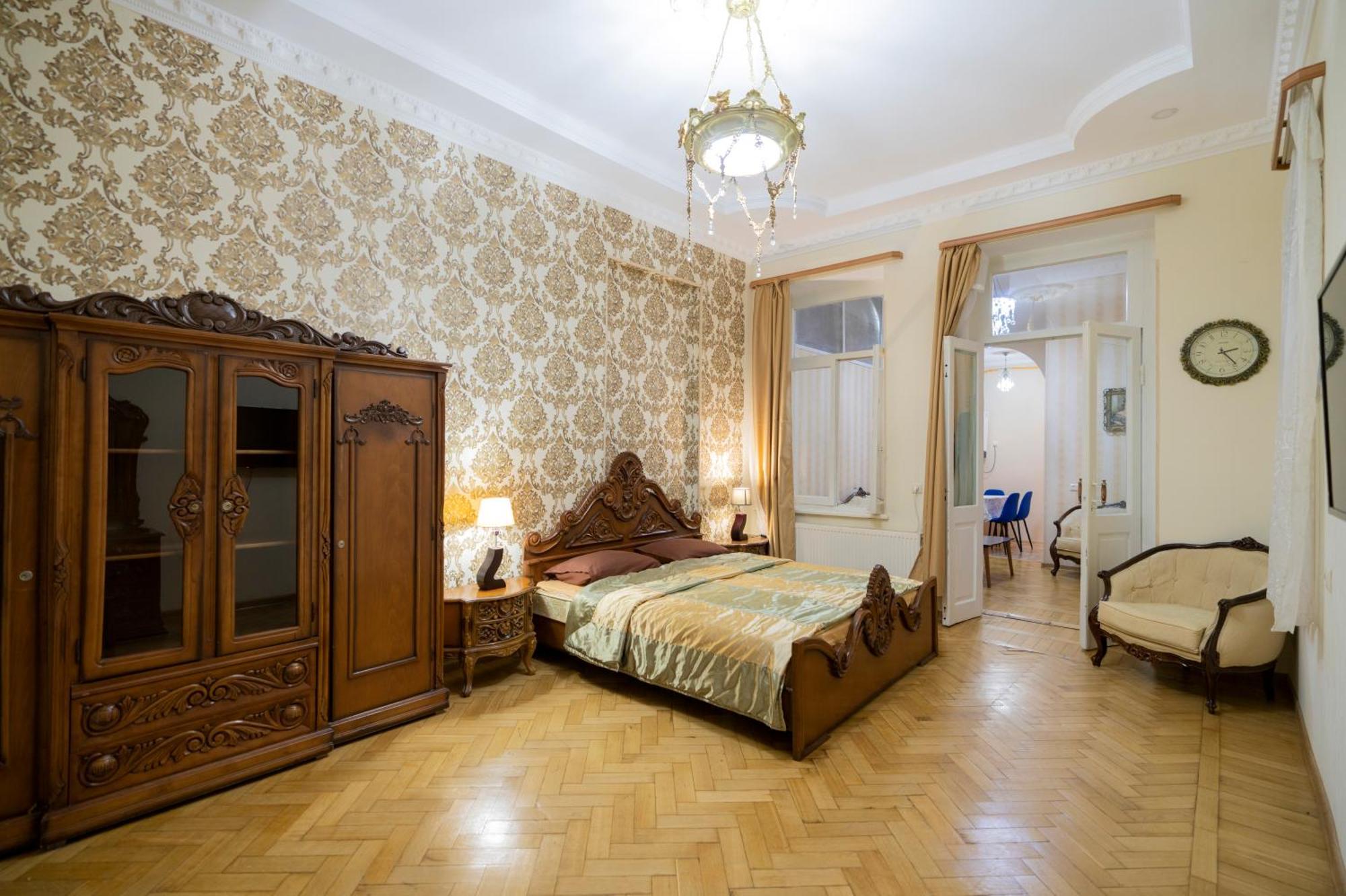 In Historic Xix Century Building Of Old - Walk To Everything Apartment *