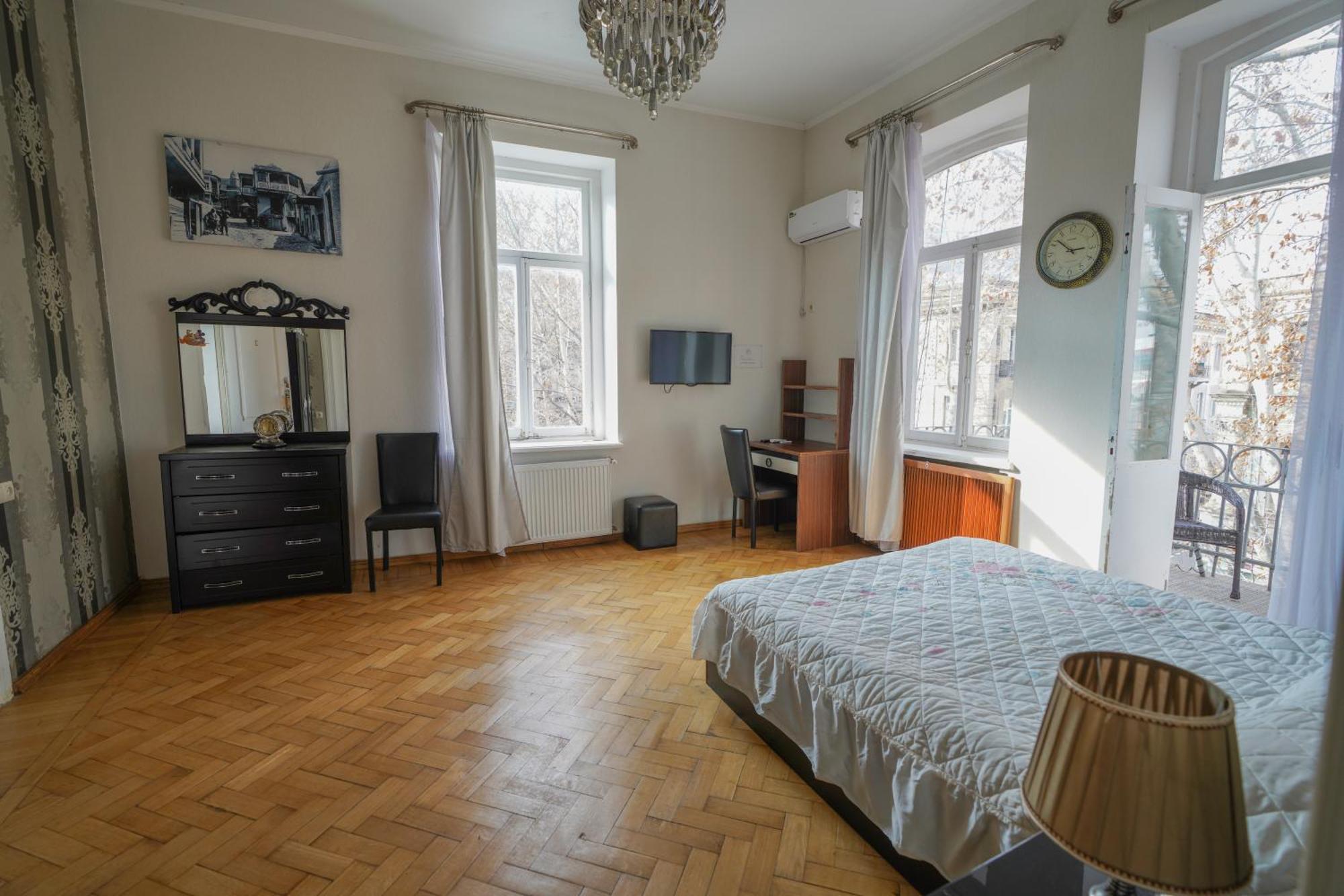 In Historic Xix Century Building Of Old - Walk To Everything Apartment